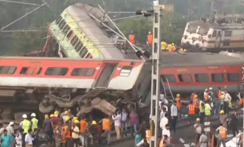 Odisha Train Hadsa :अब तक 233 लोगों की मौत, 900 से ज्यादा घायल,  ट्रेन दुर्घटना में कटे शव देख छलकीं आंखें फटा कलेजा, हादसे की होगी उच्च स्तरीय जांच