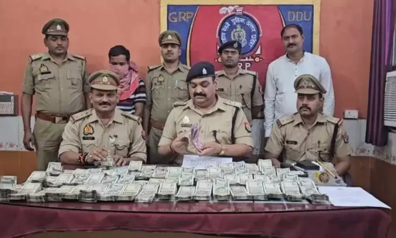 रेल यात्री के बैग में मिला इतना कैश कि पुलिस की आंखें फटी रह गईं, बनारस से जा रहा था कोलकता