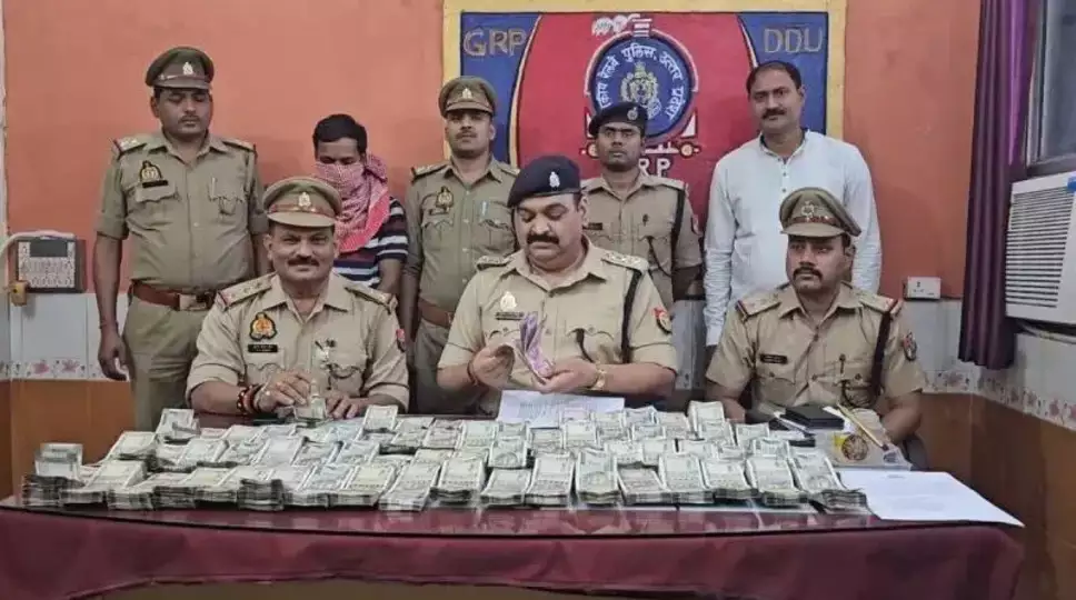 रेल यात्री के बैग में मिला इतना कैश कि पुलिस की आंखें फटी रह गईं, बनारस से जा रहा था कोलकता
