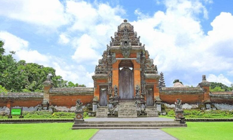 बिना कपड़ों के मंदिर में घुसी महिला, करने लगी उल्टी-सीधी हरकतें, मचा हड़कंप