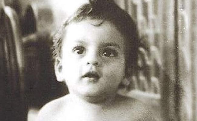 यह सुपर क्यूट दिखने वाला बच्चा आज Bollywood का बादशाह, पहचाना हर किसी के बस की बात नहीं…