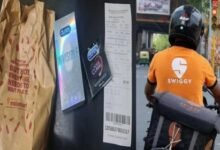 Swiggy Deliver Condom : स्विगी से आर्डर किया आइसक्रीम और चिप्स लेकिन रिसीव हुआ Condoms, युवक बोला- जिसने c*nd*ms…