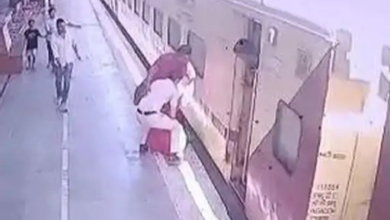 चलती ट्रेन से गिरी महिला:प्लेटफॉर्म और ट्रेन के बीच फंसा पैर, कॉन्स्टेबल ने बचाई जान