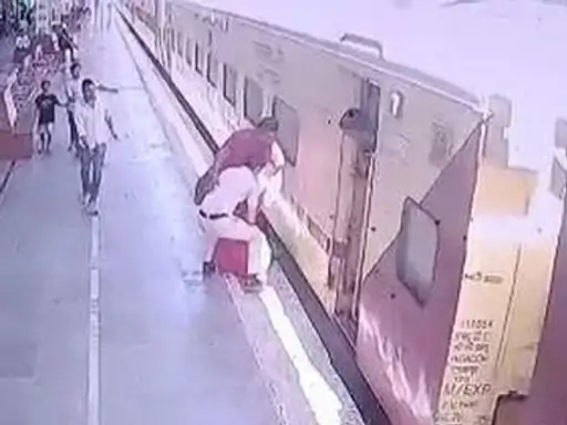 चलती ट्रेन से गिरी महिला:प्लेटफॉर्म और ट्रेन के बीच फंसा पैर, कॉन्स्टेबल ने बचाई जान