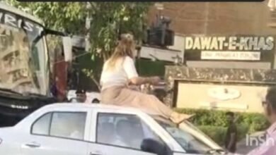 Video Viral: वाराणसी में बीच सड़क विदेशी महिला का हाई वोल्टेज तमाशा, सकते में आए लोग Video Viral: वाराणसी में बीच सड़क विदेशी महिला का हाई वोल्टेज तमाशा, सकते में आए लोग