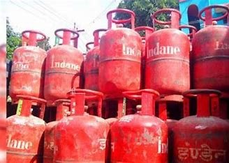 LPG Cylinder Rate: महंगा हुआ कमर्शियल सिलेंडर, 19 किलो वाले सिलेंडर के दाम बढ़े