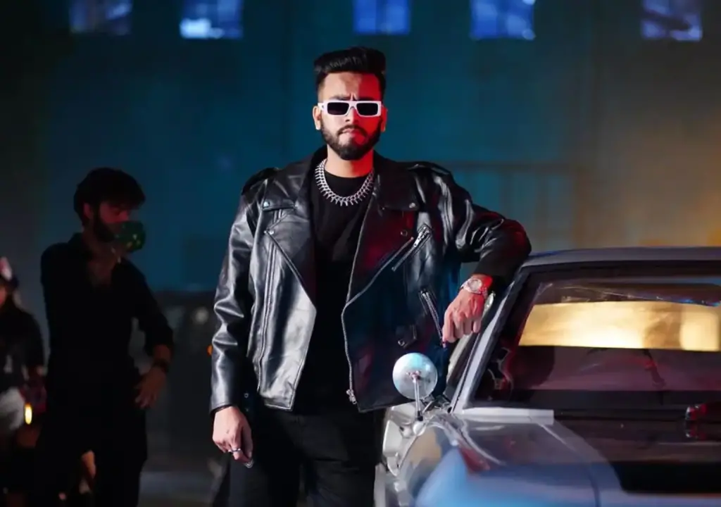 Bigg Boss OTT 2: फेमस youtuber और roaster एलवीश यादव ( रावसाहब ) का नाम जोरो शोरो से बिग बॉस के वाइल्डकार्ड एंट्री के लिए सामने आ रहा है, देखने वाली बात है कि जब दो दोस्त आमने सामने आएंगे तो क्या हंगामा होगा