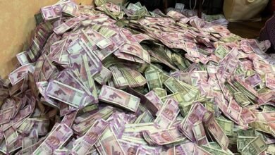 ED ने मारा छापा, मिला 2000 और 500 के नोटों का अंबार